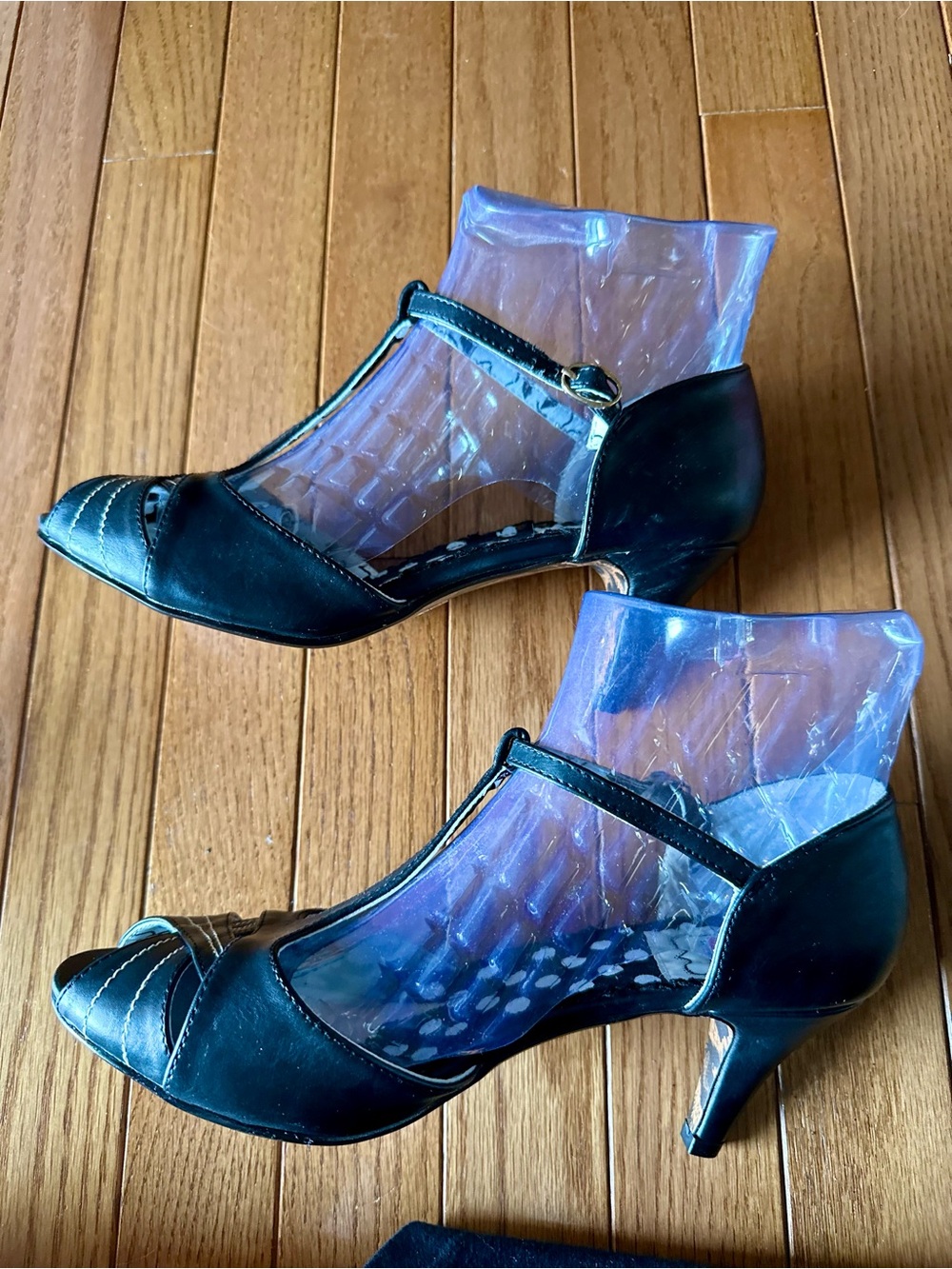 Bettie Page B&W Retro Pinup T-Strap Peep Toe Heels Sz. 9 - Picture 6 of 9